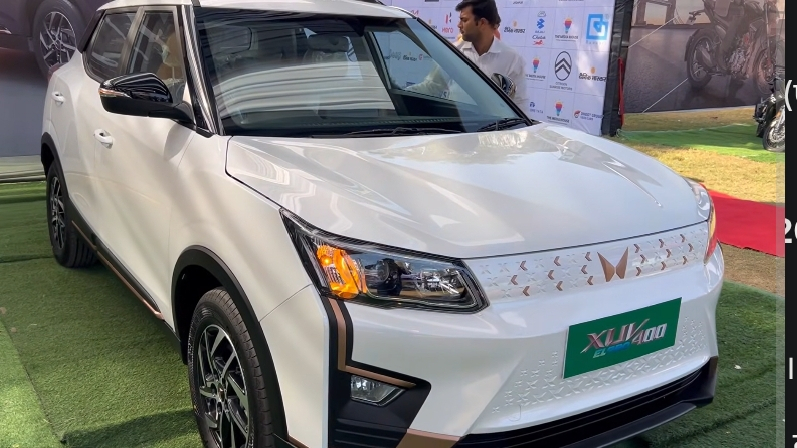 1000027765 Mahindra XUV400 EV 2025